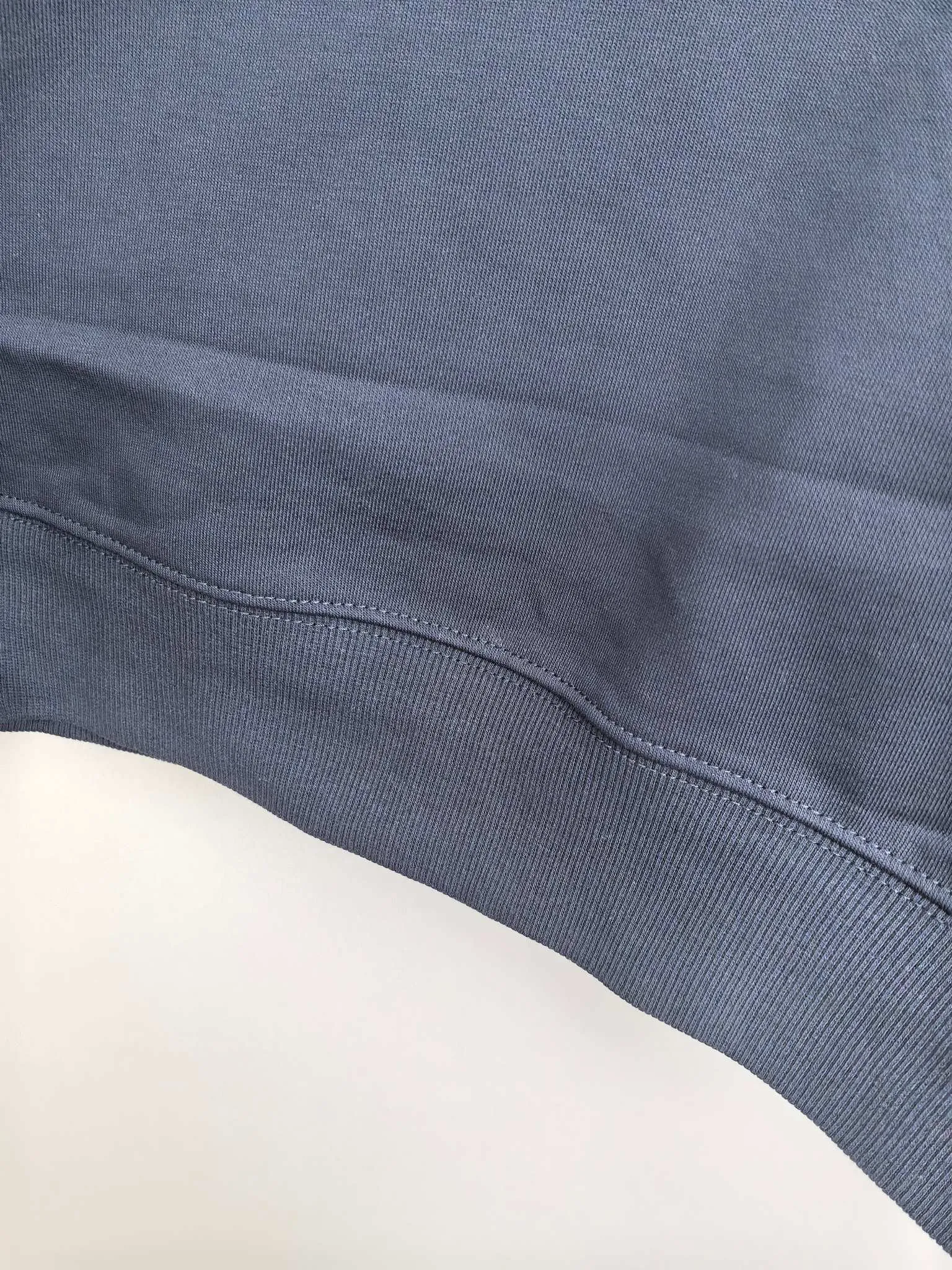 P340 POLO Ralph Lauren 2025 Autumn and Winter New Design Sweatshirt Official website synchronized! This T-shirt combines minimalist design with exquisite details. The oversize trim is reminiscent of Tyrolean dress details, summoning modern new ideas, creating a different conceptual pattern, and injecting rich connotation into the traditional cotton T-shirt. The LOGO on the front graphic webbing is unique and makes the brand more distinguished. It highlights the style of a big brand, sets off the minimalist design style, and reveals the elegance at a glance! As a brand that pursues design and tailoring techniques, the materials used will never disappoint! The body of this shirt is made of Solona cotton blended 400g fabric, which is noble and exquisite. The cotton surface is full, soft and skin-friendly. In short, such a classic style is a must-have for autumn and winter! M-4XL
